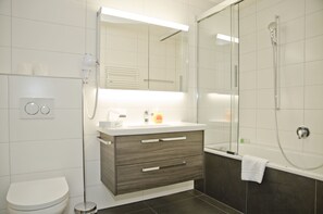 Separate bathtub and shower, hair dryer, towels - Apartment Rugenpark 9 (Interlaken)