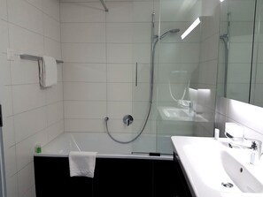Bathroom | Bathtub, free toiletries, hair dryer, towels - Apartment Rugenpark 10 (Interlaken)