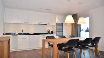Private kitchen | Full-size fridge, microwave, oven, stovetop