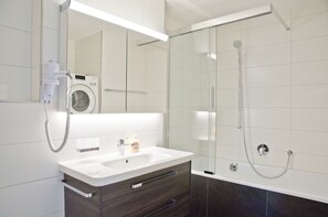 Baignoire et douche séparées, baignoire relaxante profonde