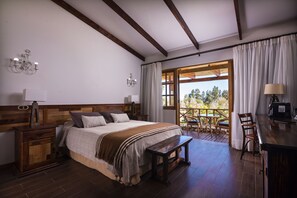 Seprai premium, minibar, brankas, dan meja kerja