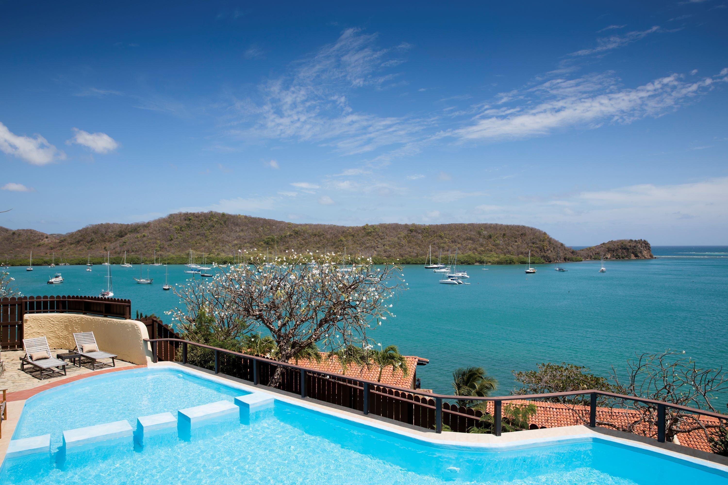 outdoor pool, open 9:00 am to 5:00 pm, pool loungers