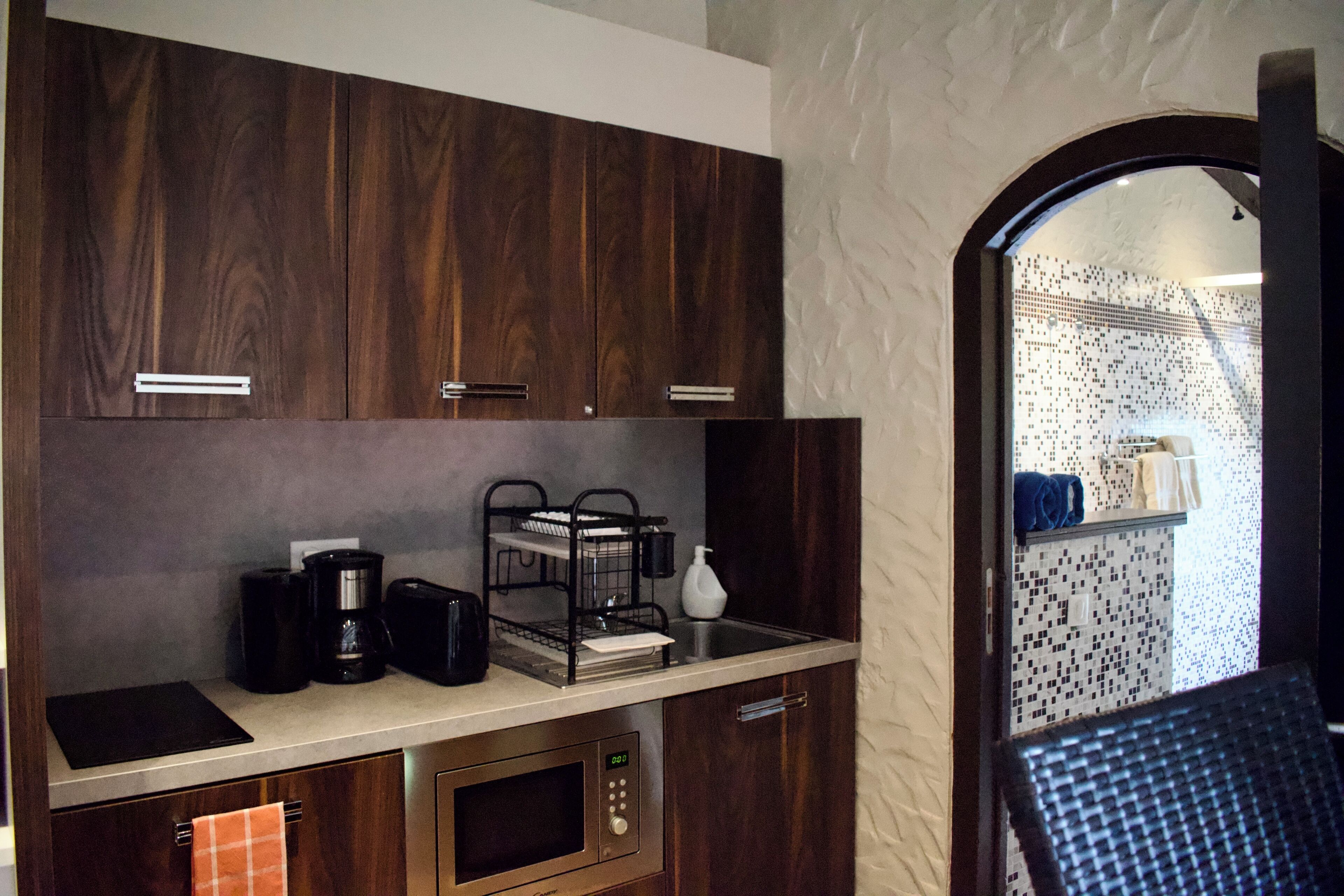 fridge, microwave, stovetop, coffee/tea maker