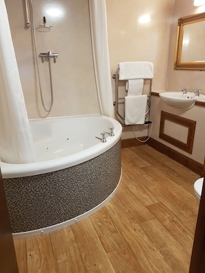 Deluxe Double Room | Bathroom | Free toiletries, hair dryer, towels