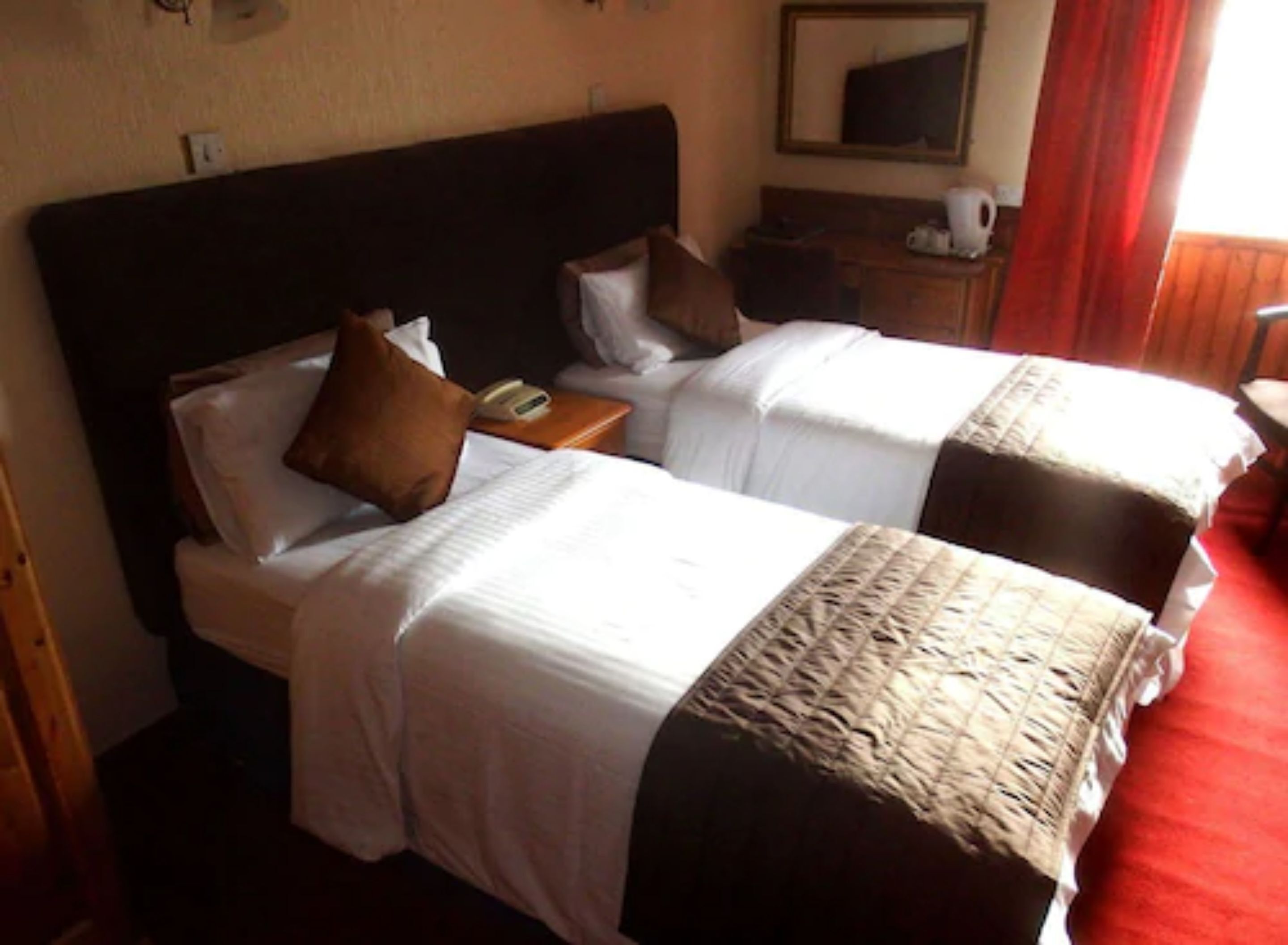 twin room | 1 bedroom, desk, iron/ironing board, free wifi