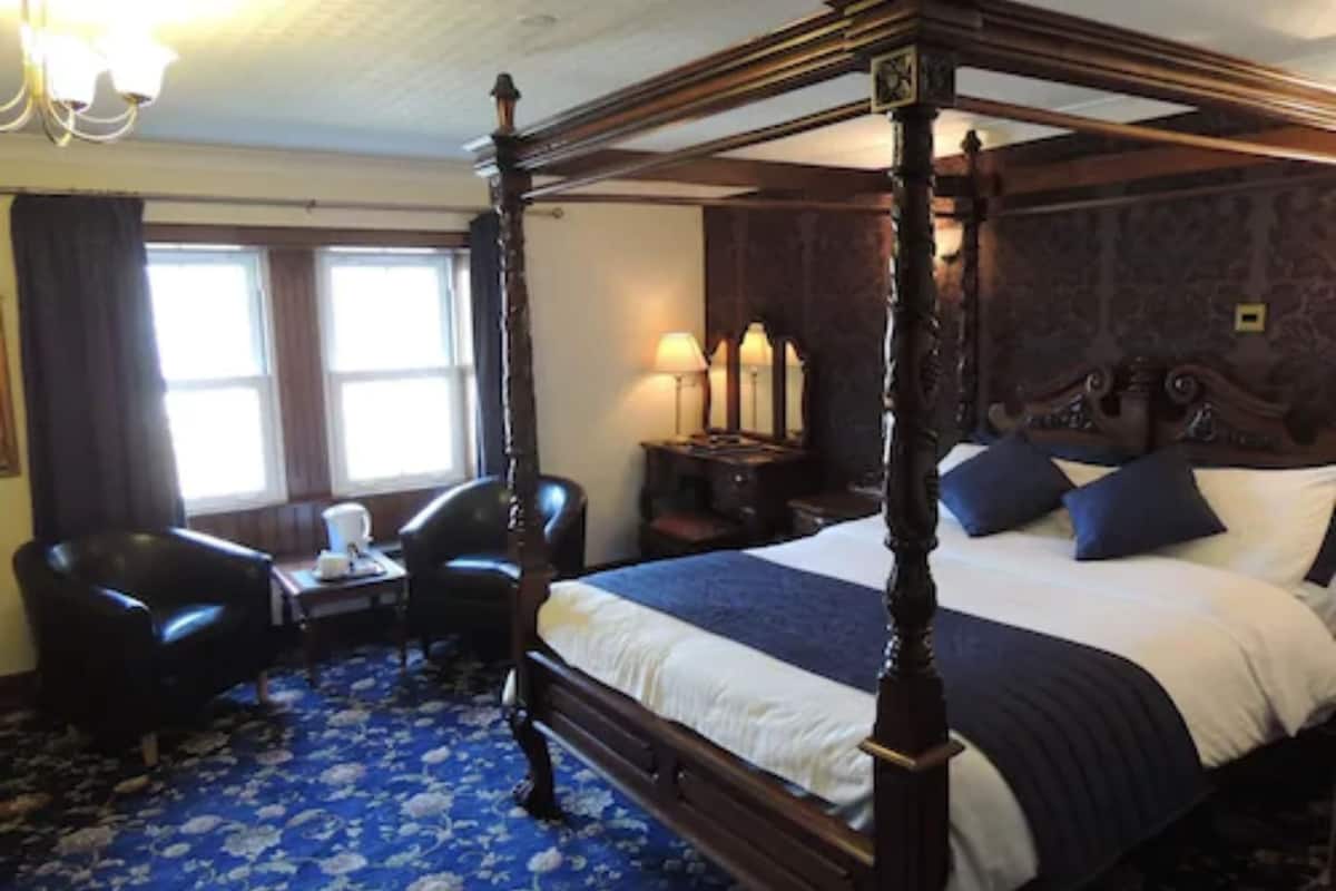 Deluxe Double Room | Desk, iron/ironing board (on request), WiFi (free), bed sheets