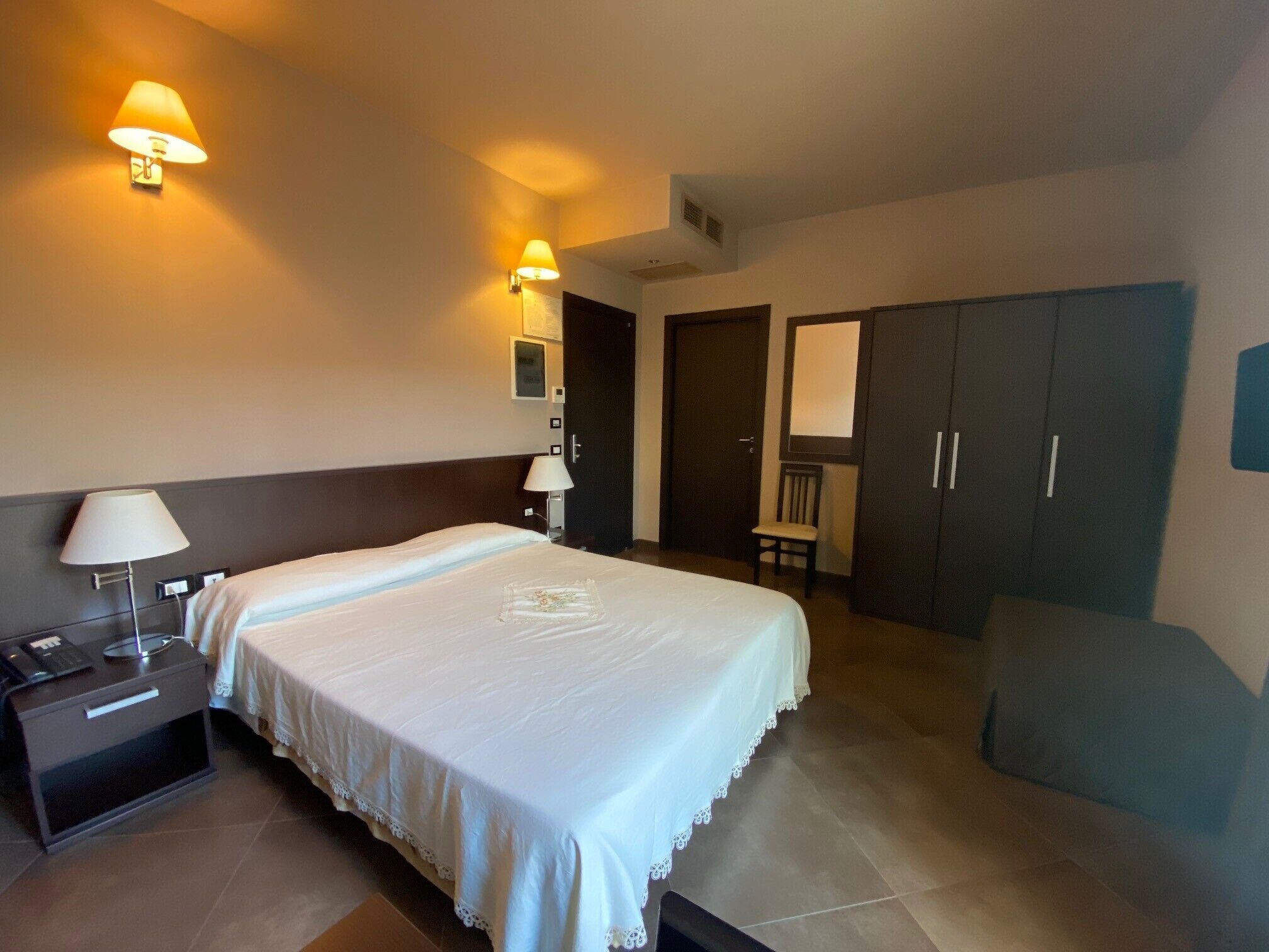 Habitación con 1 cama matrimonial o 2 individuales | Minibar, escritorio, insonorización y wifi gratis 