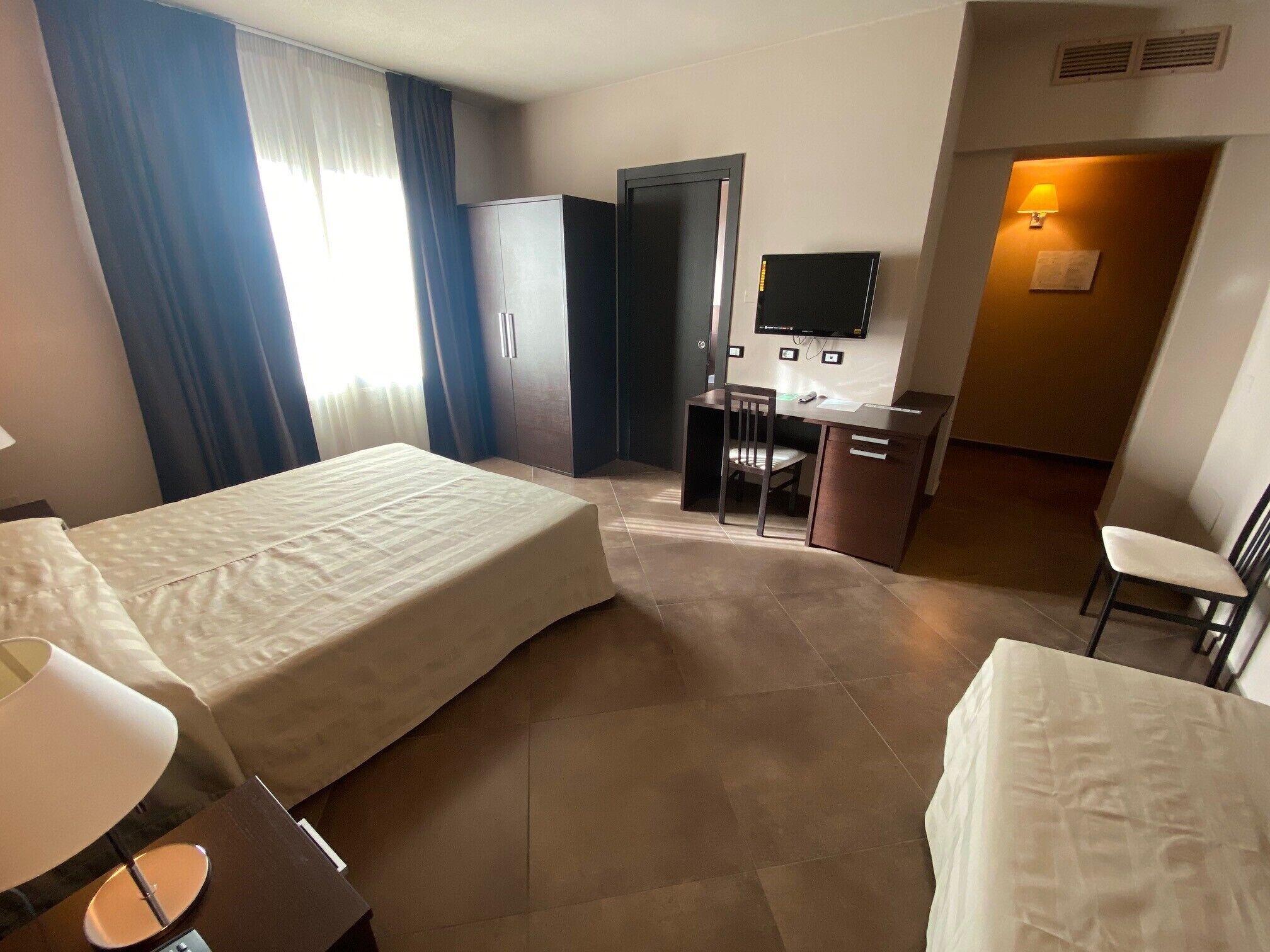 triple room | minibar, desk, soundproofing, free wifi