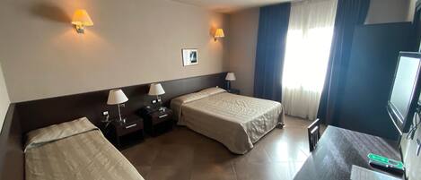 Minibar, escritorio, sistema de insonorización y wifi gratis