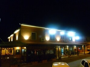 Voorkant accommodatie - avond/nacht