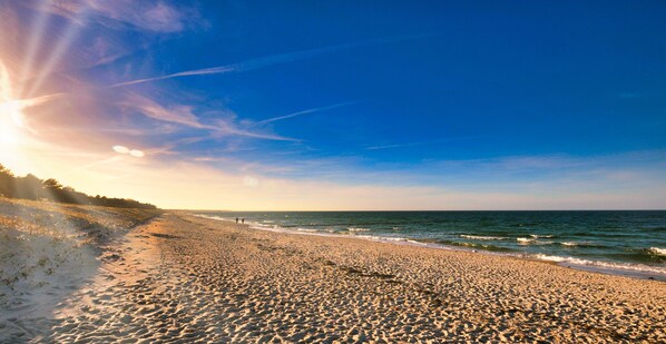 Vlak bij het strand, wit zand, een strandbar