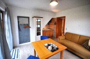Apartment, 1 Schlafzimmer, Seeseite | Wohnbereich | Flachbildfernseher