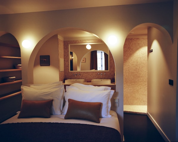 스위트 | 객실 내 금고, 책상, 암막 커튼, 방음 설비