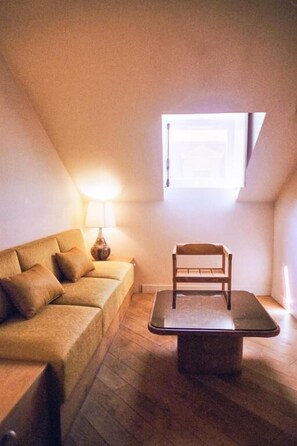 Ropa de cama de alta calidad y caja de seguridad en la habitación 