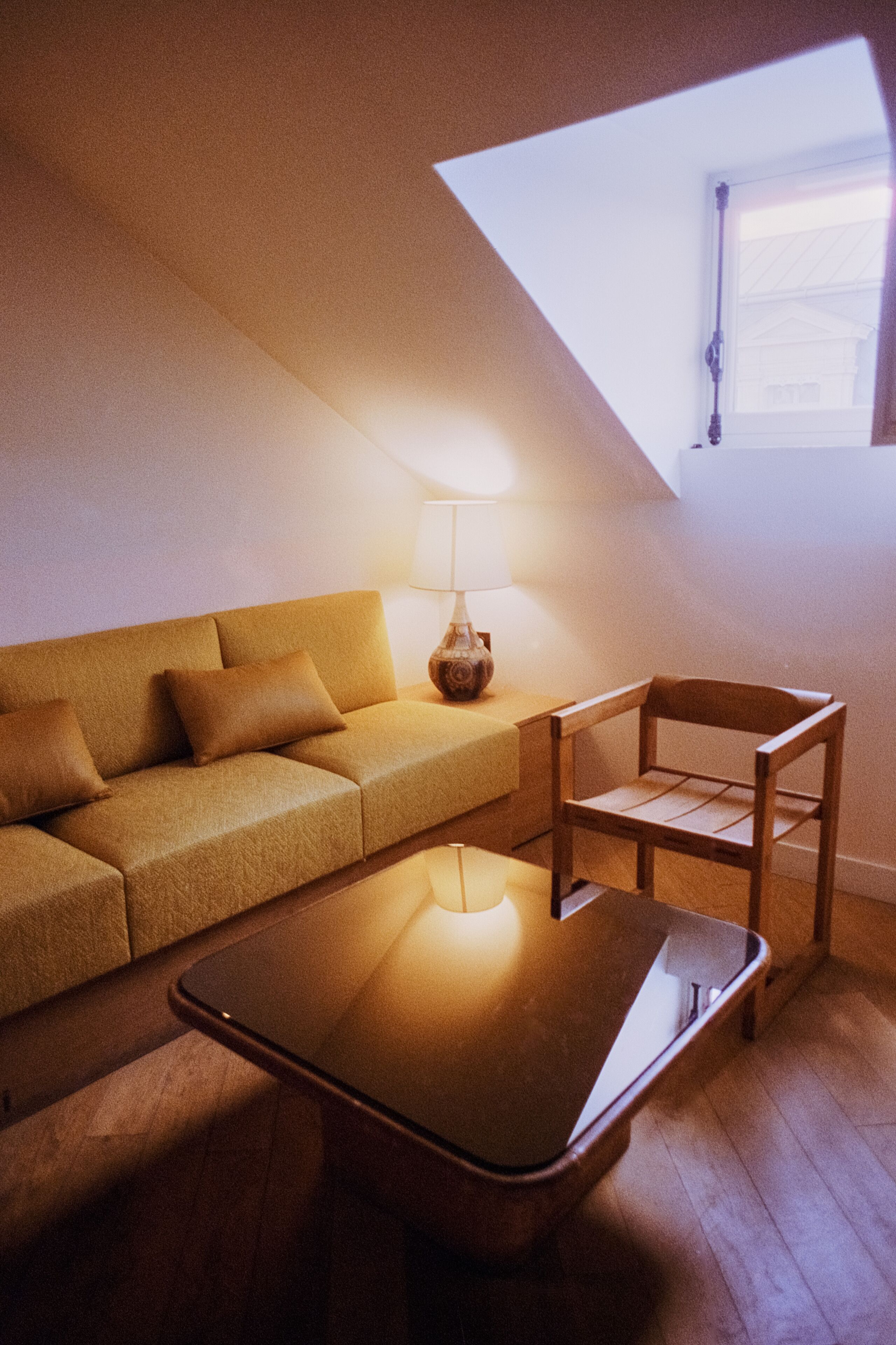 suite | living area | 2-inch smart tv with digital channels, tv, netflix