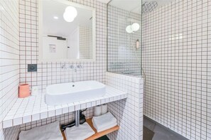 Habitación individual clásica | Baño | Regadera, amenidades de baño gratuitas, secadora de cabello, toallas