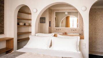 Roupas de cama premium, cofres nos quartos, escrivaninha