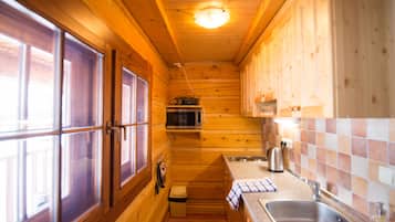 Cabaña tradicional, 2 habitaciones, chimenea, vista a la colina | Cocineta privada | Refrigerador, microondas, parrilla de estufa y cafetera y tetera