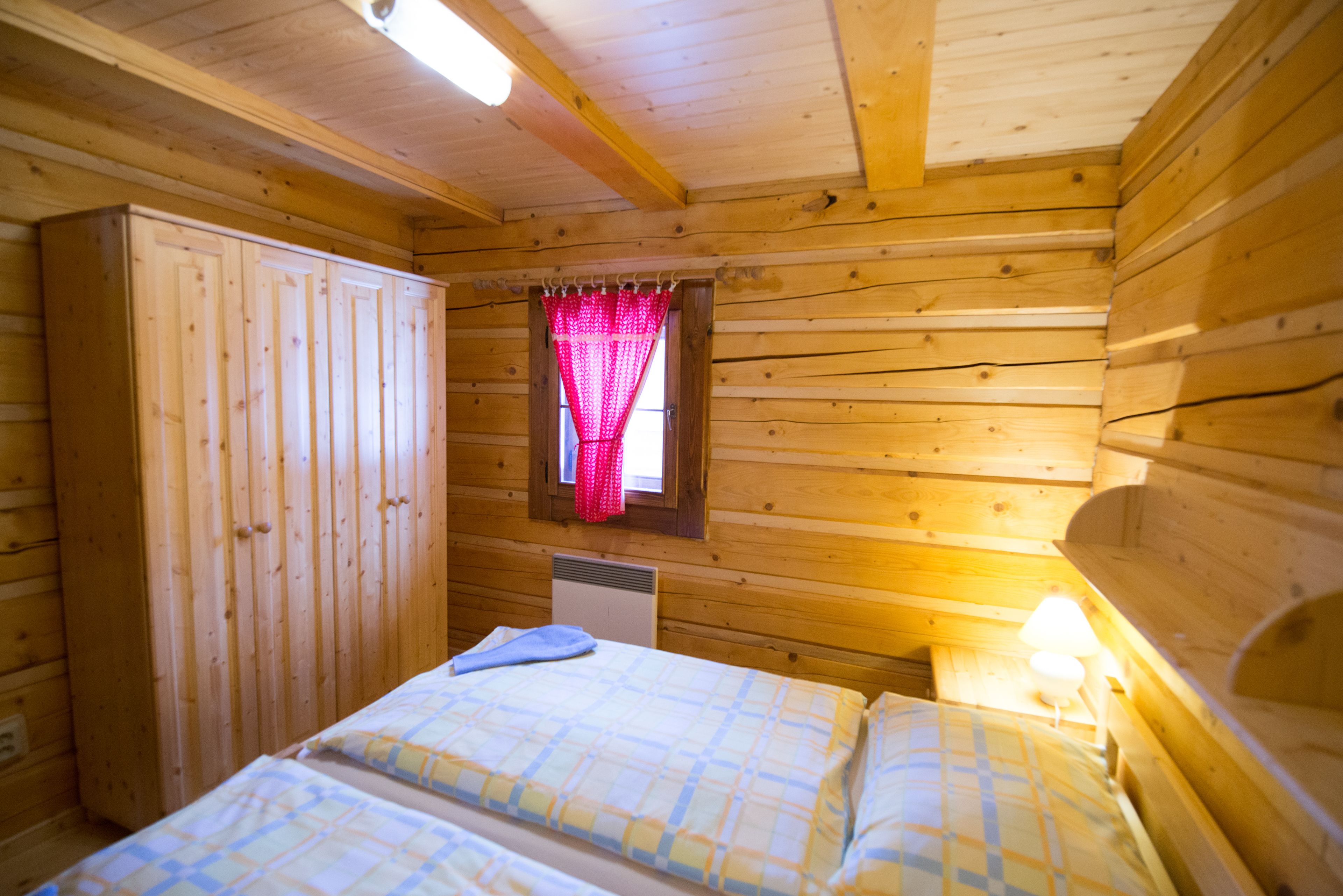 Traditional Cabin, 2 Bedrooms, Fireplace, Hill View | 2 bedrooms, free cots/infant beds, rollaway beds, bed sheets