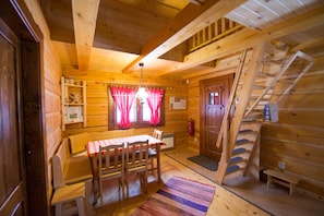 Traditional Cabin, 2 Bedrooms, Fireplace, Hill View | In-room dining