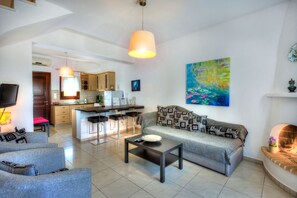 Duplex | Living area | 24-inch Smart TV with cable channels, TV, fireplace - Maestralia (Skiros)