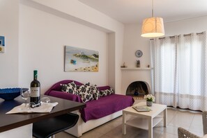 Duplex | Living room | 24-inch Smart TV with cable channels, TV, fireplace - Maestralia (Skiros)