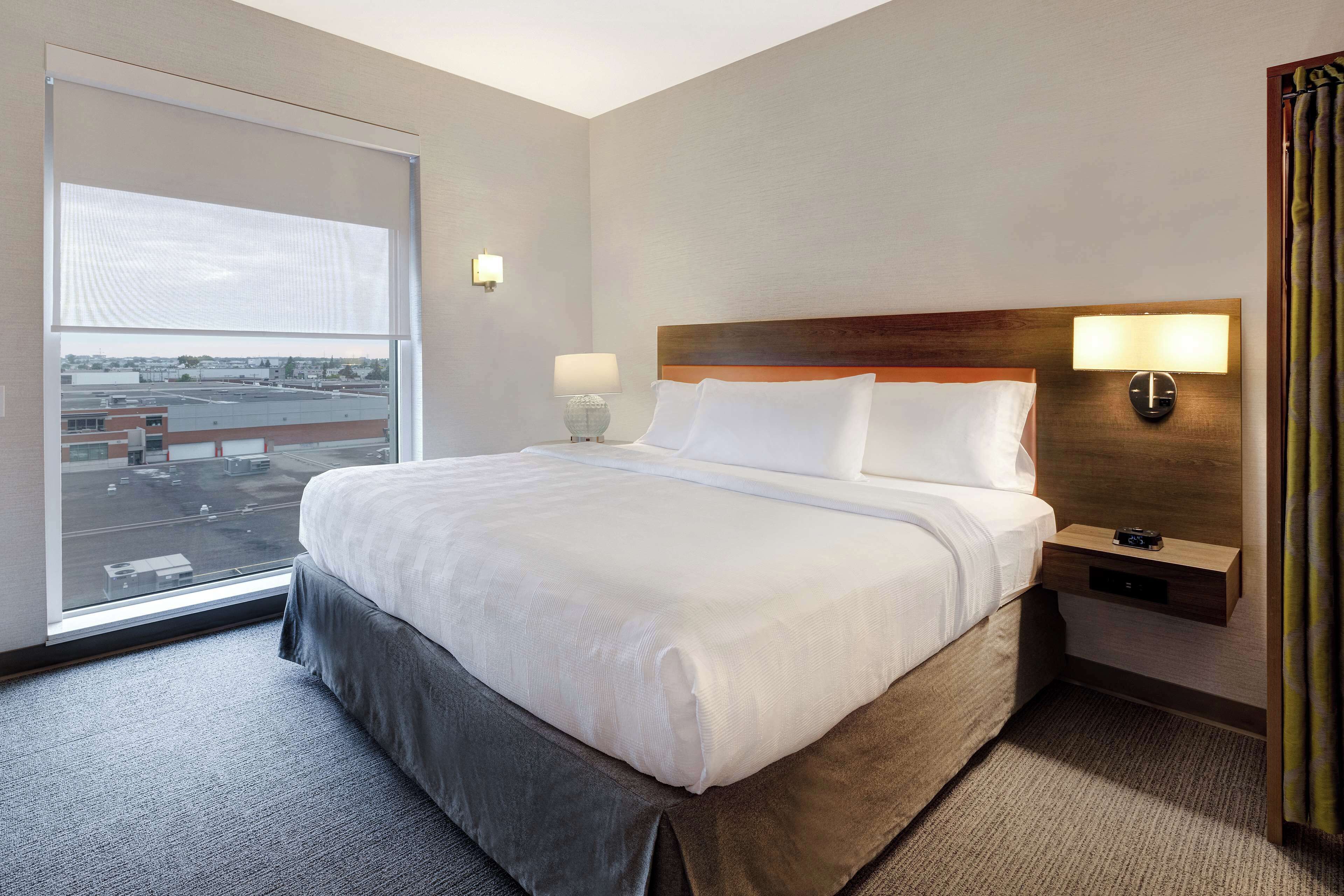 Phòng Suite, 1 giường cỡ king, phù hợp cho người khuyết tật (Mobility & Hearing, Roll-in Shower) | Bàn, khu vực làm việc phù hợp cho laptop, màn/rèm cản sáng 