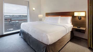 Phòng Suite, 1 giường cỡ king, phù hợp cho người khuyết tật (Mobility & Hearing, Roll-in Shower) | Bàn, khu vực làm việc phù hợp cho laptop, màn/rèm cản sáng