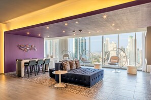 Wow Suite, 1 King-Bett, Stadtblick | Wohnzimmer