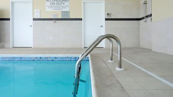 Piscina interna, funciona das 7h às 22h, espreguiçadeiras