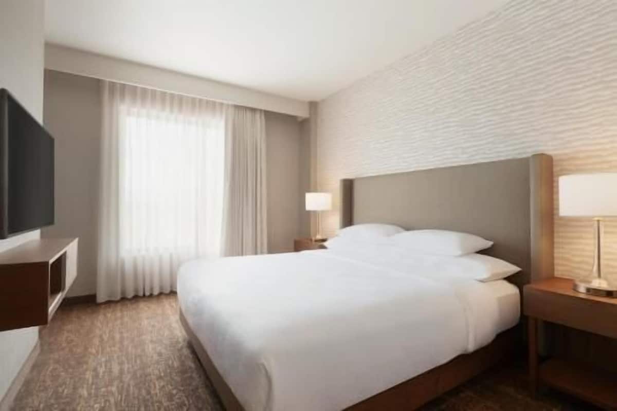 In-room safe, desk, soundproofing, iron/ironing board