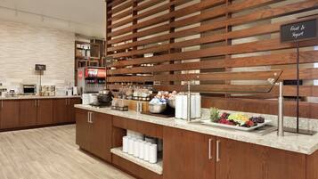 Café da manhã feito na hora grátis todos os dias