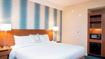 Escritorio, espacio para trabajar con laptop y cortinas blackout