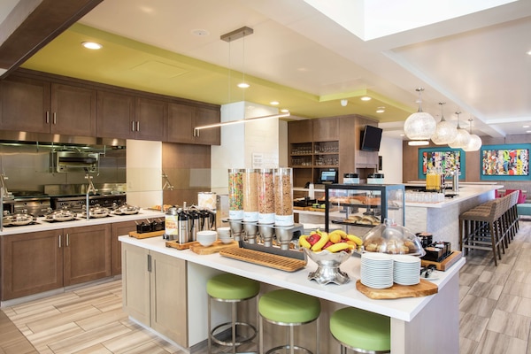 Se sirven desayunos, cenas y cocina americana