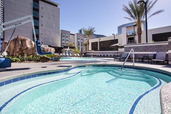 Outdoor pool, open 7 AM to 10 PM, pool umbrellas, sun loungers - Hilton Garden Inn Las Vegas City Center (Las Vegas)