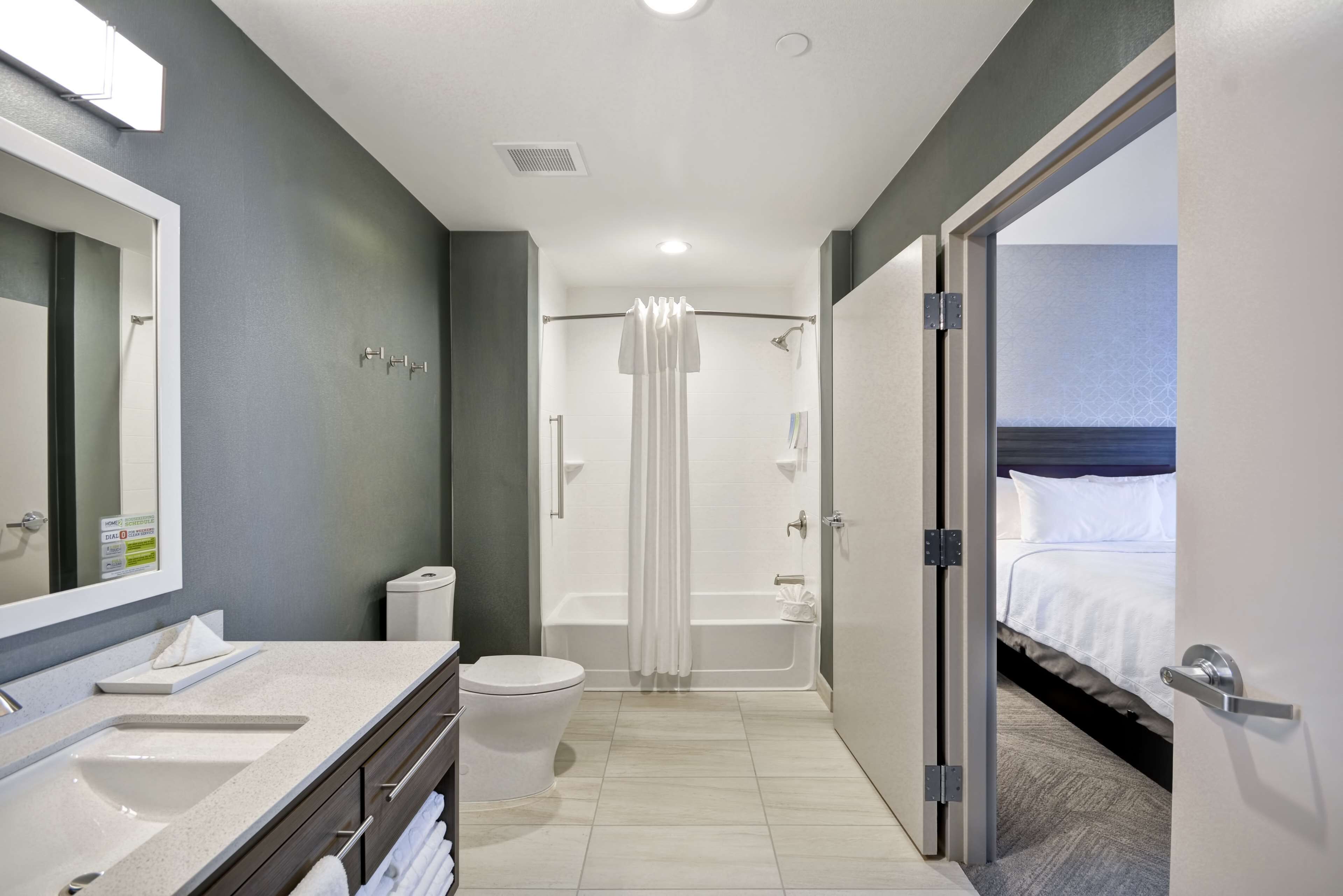 Une salle de bain moderne avec un double vasque, des toilettes et une douche à l’italienne.