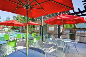 Outdoor pool - Home2 Suites by Hilton Hilton Head (Hilton Head Island)