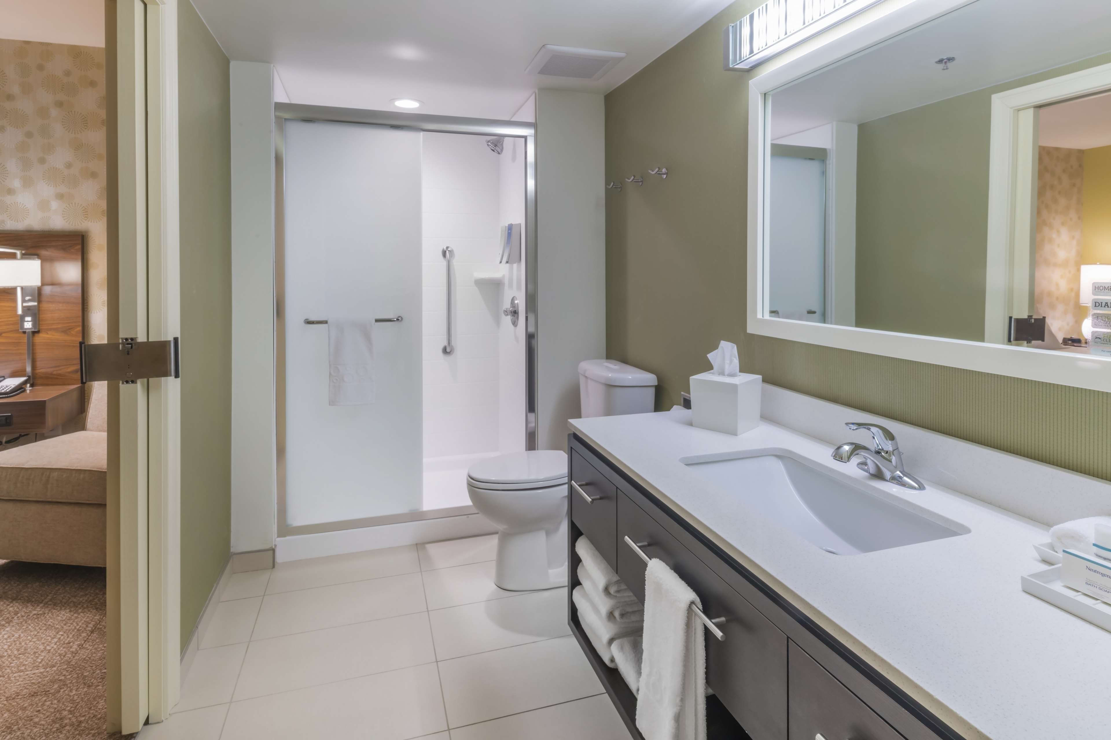 suite, 1 bedroom, non smoking | bathroom | free toiletries, towels