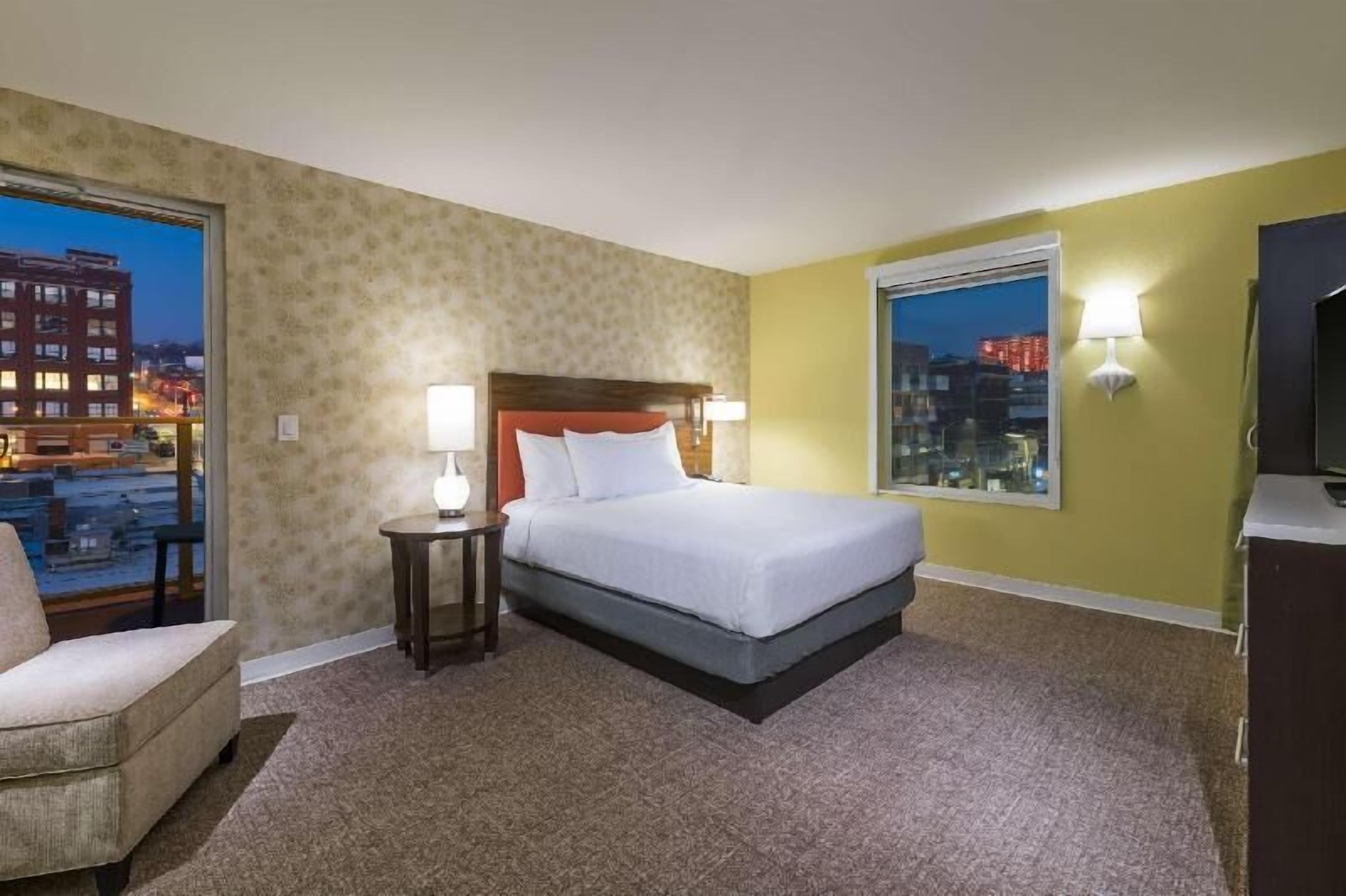 Premium bedding, in-room safe, free cribs/infant beds, free WiFi
