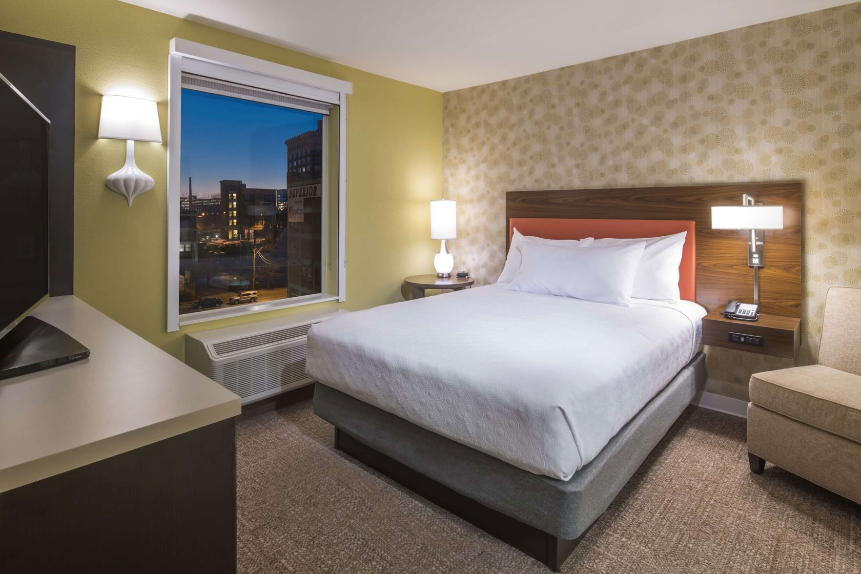 Premium bedding, in-room safe, free cribs/infant beds, free WiFi