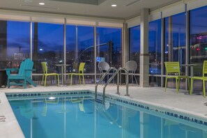 Indoor pool, open 8:00 AM to 10:00 AM, pool loungers - Home2 Suites by Hilton Kansas City Downtown (Kansas City)