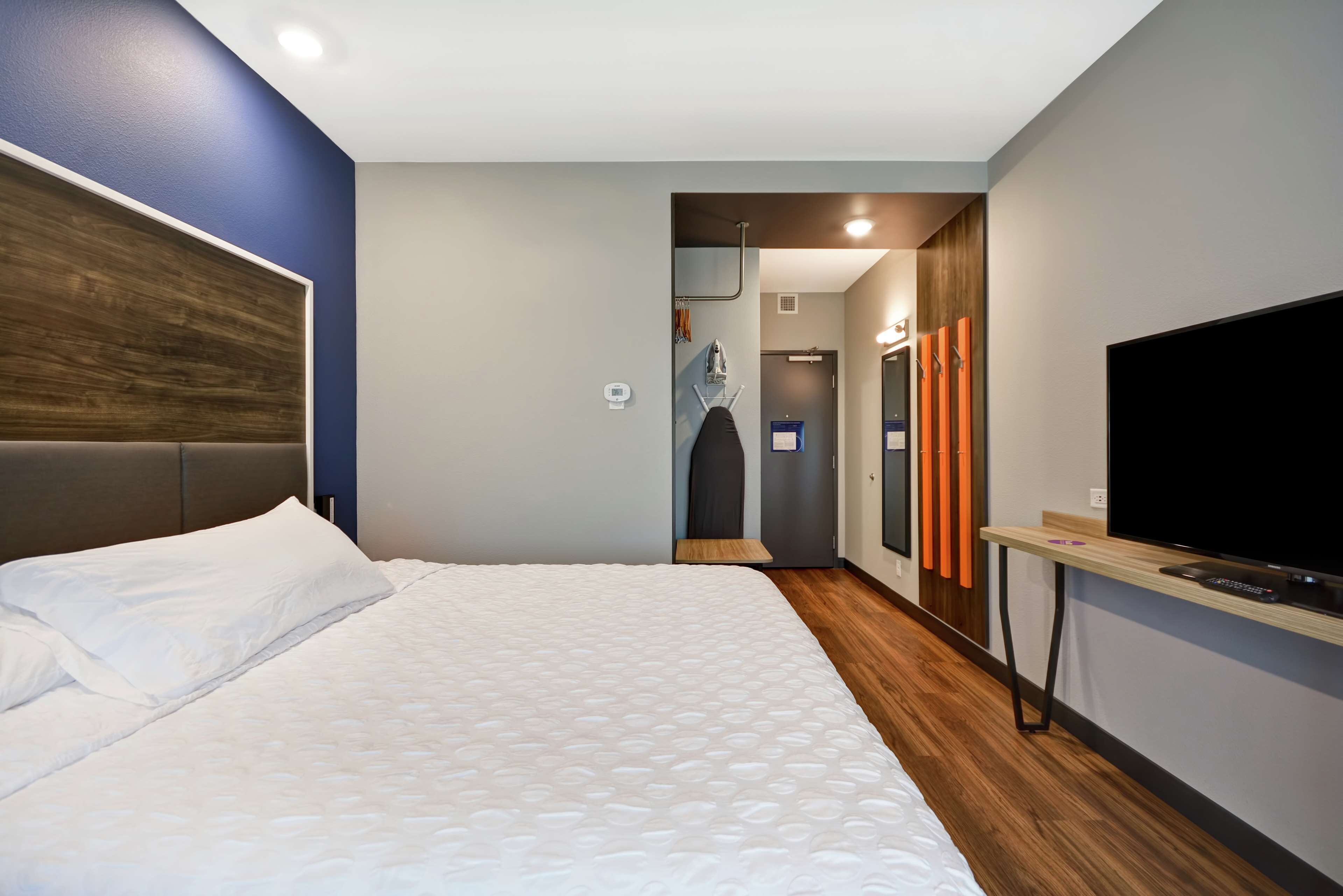 room, 1 king bed | in-room safe, iron/ironing board, free wifi, bed sheets