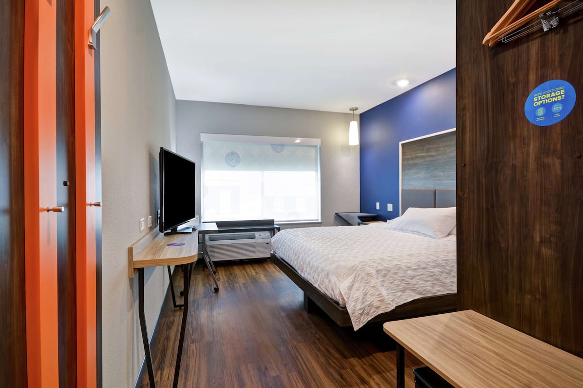Room, 1 King Bed | In-room safe, iron/ironing board, free WiFi, bed sheets