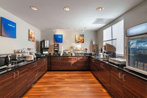 Café da manhã com buffet grátis todos os dias