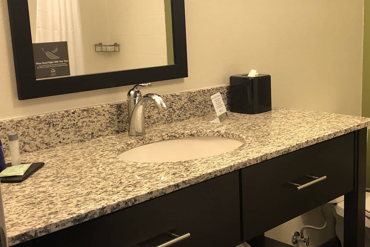 combined shower/bathtub, free toiletries, towels