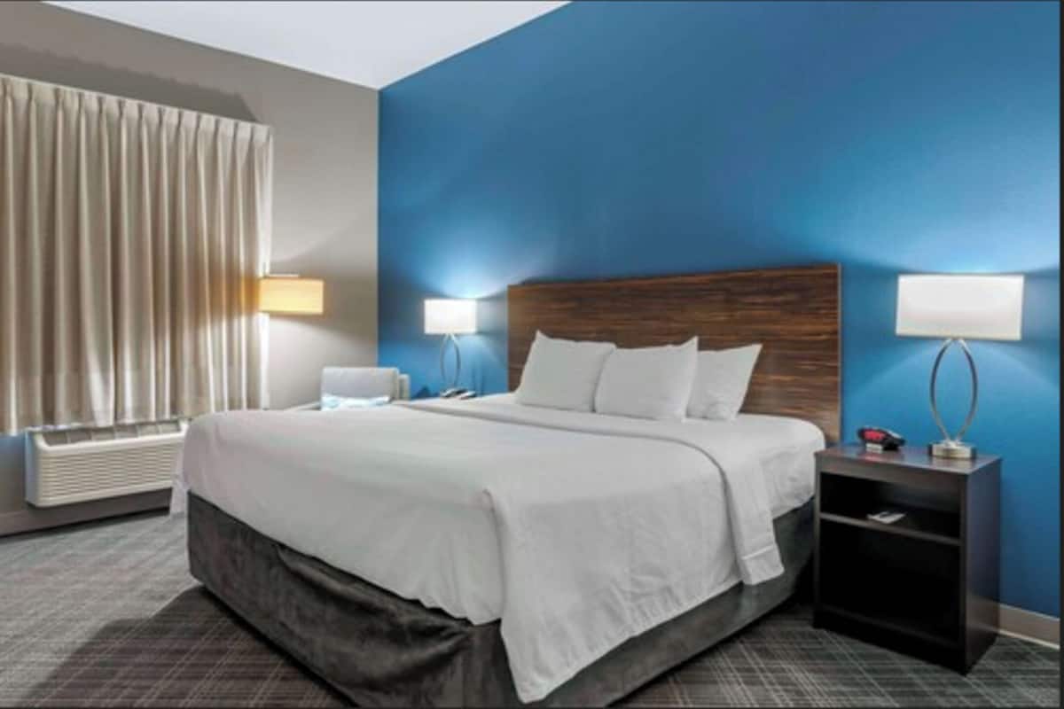 Bureau, fer et planche à repasser, lits bébé (en supplément)