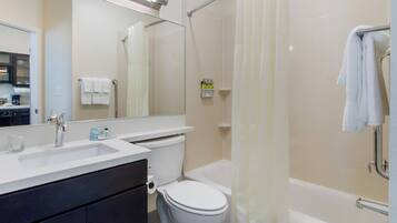 Une salle de bain moderne avec un lavabo, des toilettes et une baignoire.