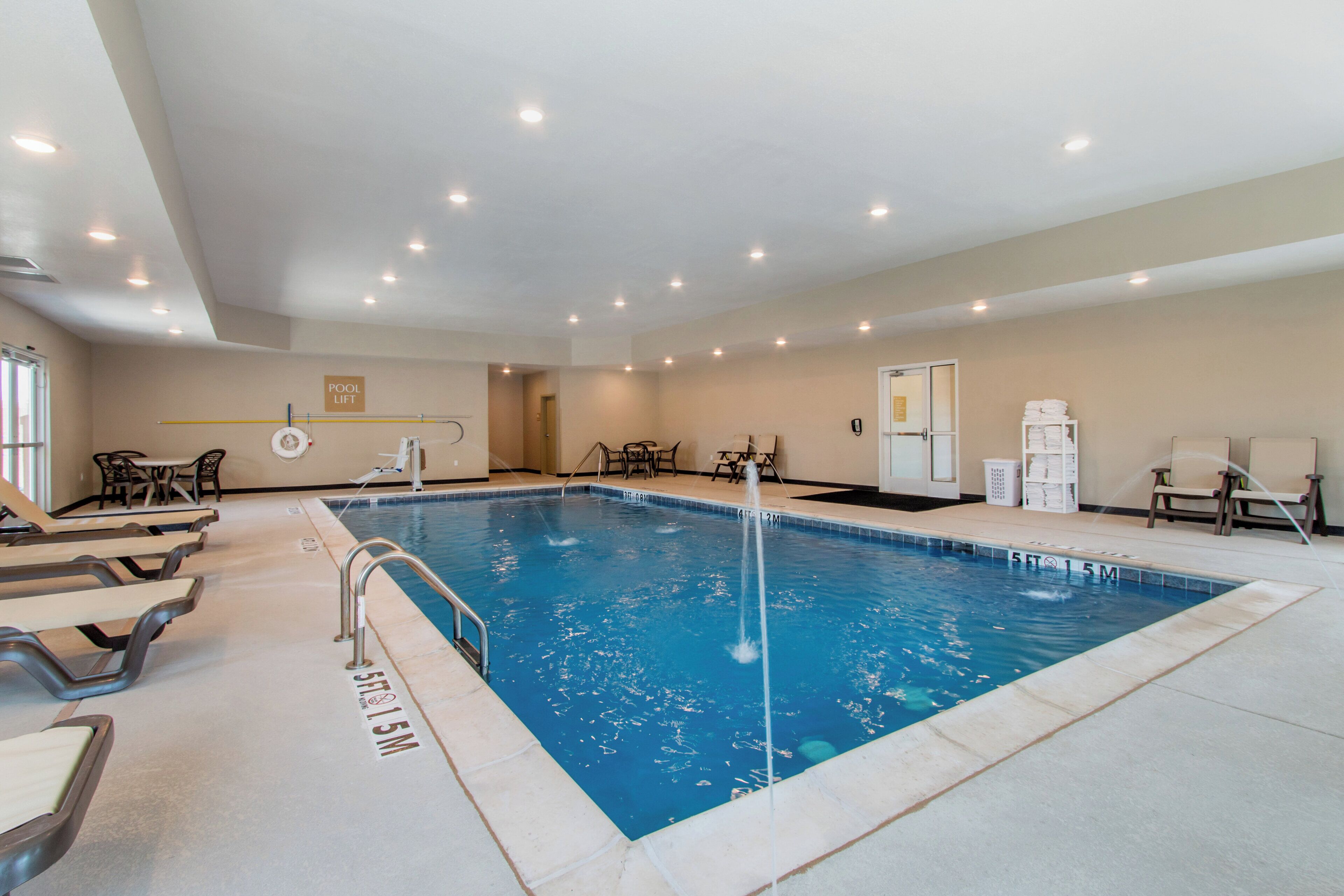 Piscina interna, funciona das 10h às 22h, espreguiçadeiras