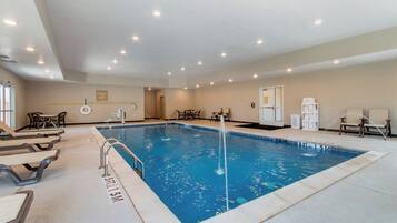 Piscina interna, funciona das 10h às 22h, espreguiçadeiras