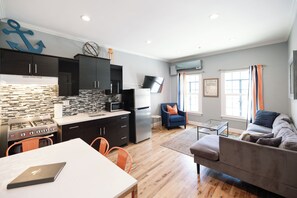 Deluxe 1-Bedroom Suite | Private kitchen | Fridge, microwave, oven, stovetop - The Historic Broadlind Hotel at Long Beach Convention Center (Long Beach)